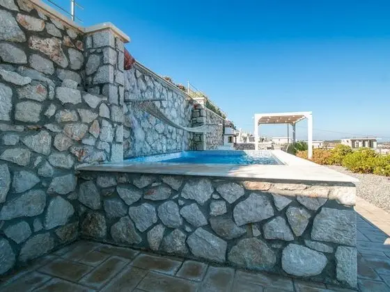 Luxury Villa Near Sea in Kalithies with Hot Tub - Havuz