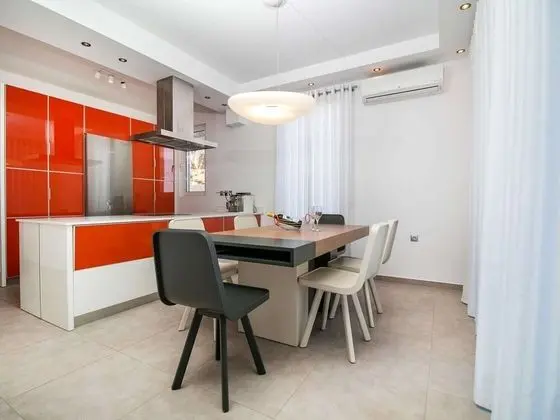 Luxury Villa Near Sea in Kalithies with Hot Tub - Yerinde Yemek