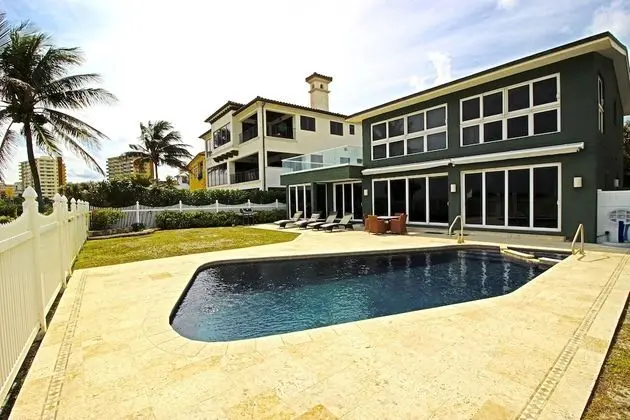 Luxury Oceanfront Estate - Öne Çıkan Resim
