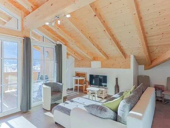 Luxury Penthouse With Balcony, Ski Storage, Carport, Lift