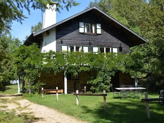 Luxury Pet Friendly Chalet in Bièvre near Forest