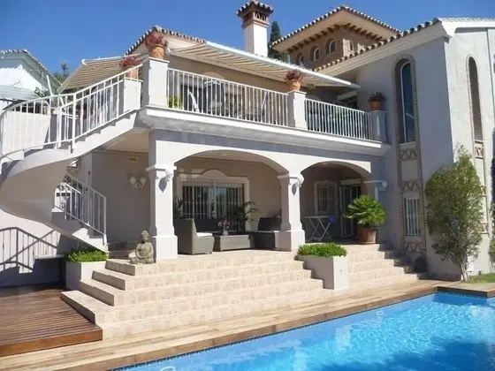 Luxury Villa With Pool & Jacuzzi