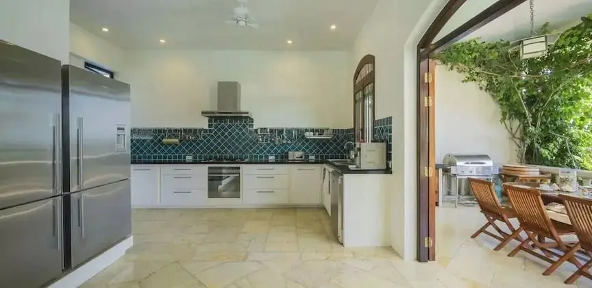 Luxury Private Beachfront Haileng Villa - Mutfak