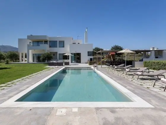 Luxury Villa With Private Heated Pool, Childrens Fenced Area, Near the Beach & the Town
