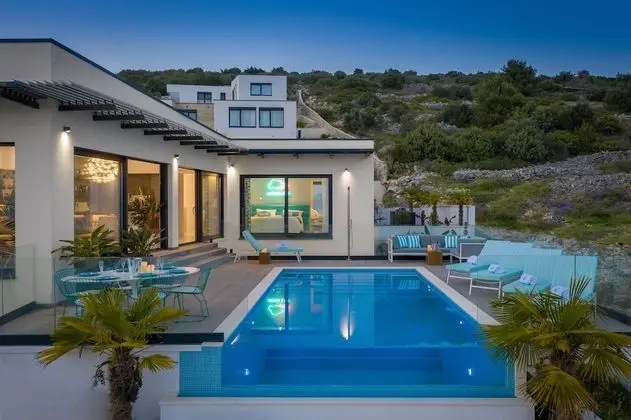 Luxury Villa Riva with Infinity Pool