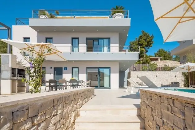 Luxury Villa Romeo with Heated Pool - Dış Mekan