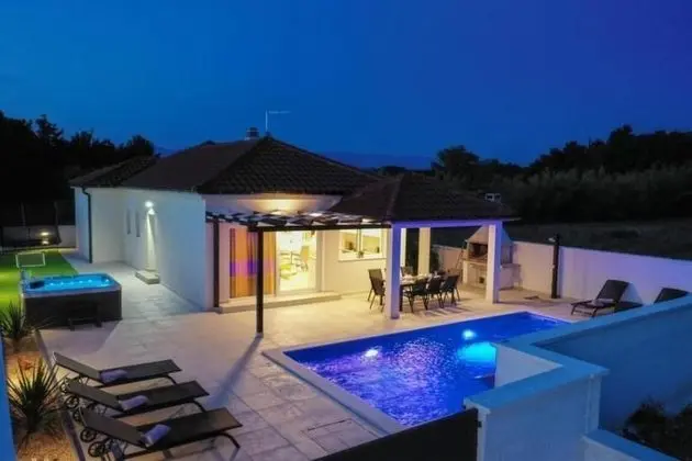 Luxury Villa Sabun with Pool & Hot Tub