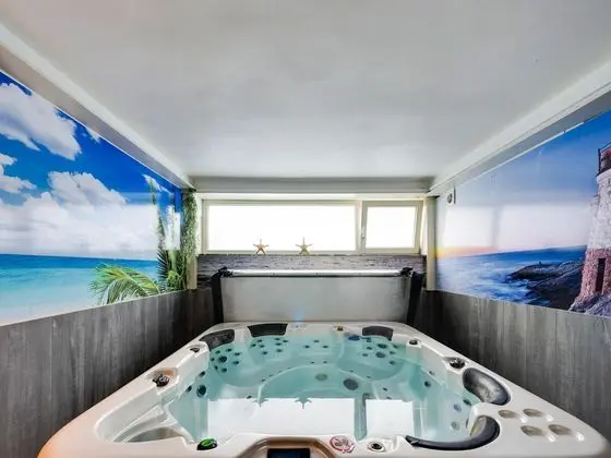 Luxury Villa with Sauna & Hot Tub in Middelkerke - Spa