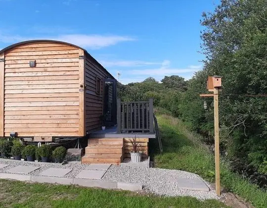 Luxury Shepherds Hut With Spa Hot Tub on Anglesey