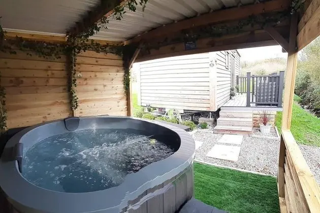 Luxury Shepherds Hut With Spa Hot Tub on Anglesey - Havuz
