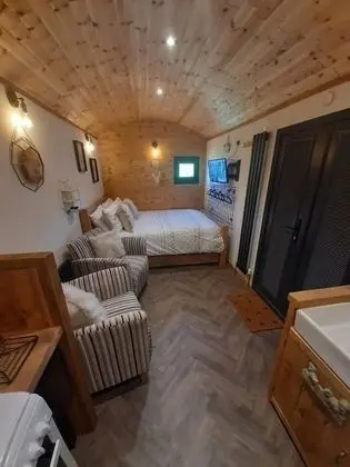 Luxury Shepherds Hut With Spa Hot Tub on Anglesey - Oda