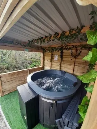 Luxury Shepherds Hut With Spa Hot Tub on Anglesey - Spa