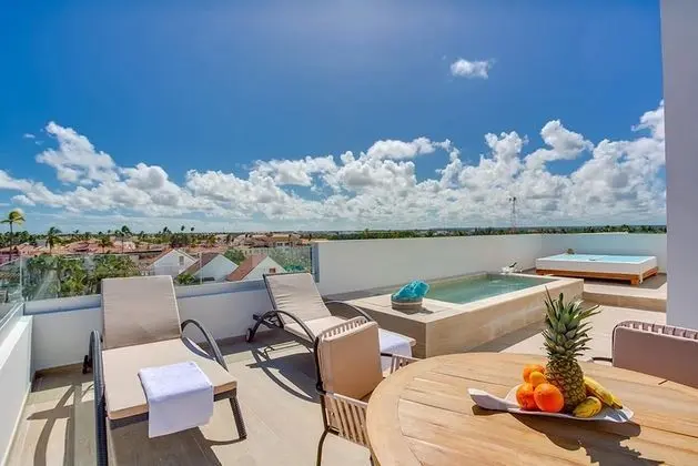 Luxury and Spacious Penthouse With Beach View