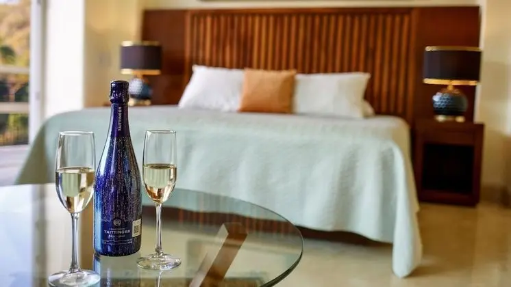 Luxury Suite With Waterfall, Ocean and Swimming Pool View - Öne Çıkan Resim