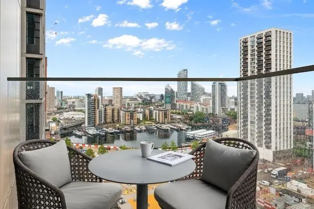 Luxury two Bedroom Apartment in East Londons Docklands