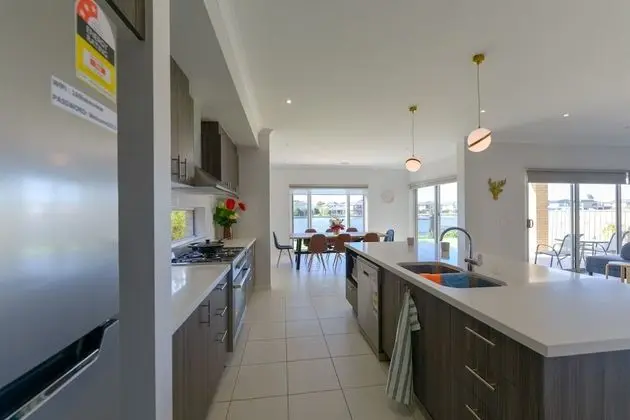 Luxury Waterfront Grand Villa in Melbourne - Mutfak