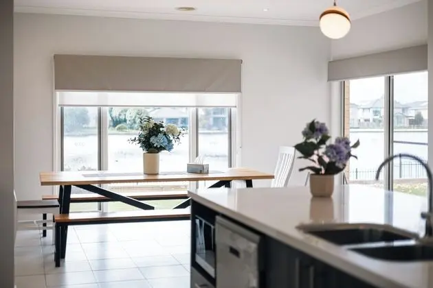 Luxury Waterfront Grand Villa in Melbourne - Yerinde Yemek