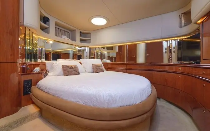Luxury Yacht Hotel - Öne Çıkan Resim
