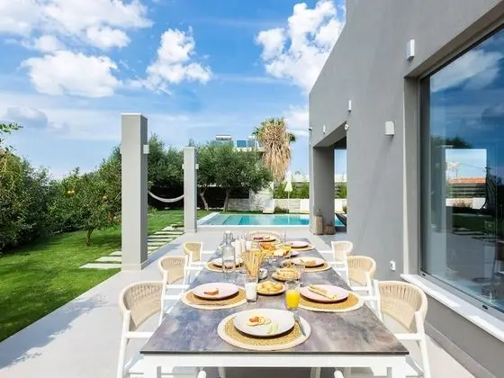 Luxus Villa With Heated Pool 180m to the Beach, Restaurants Shops & Amenities