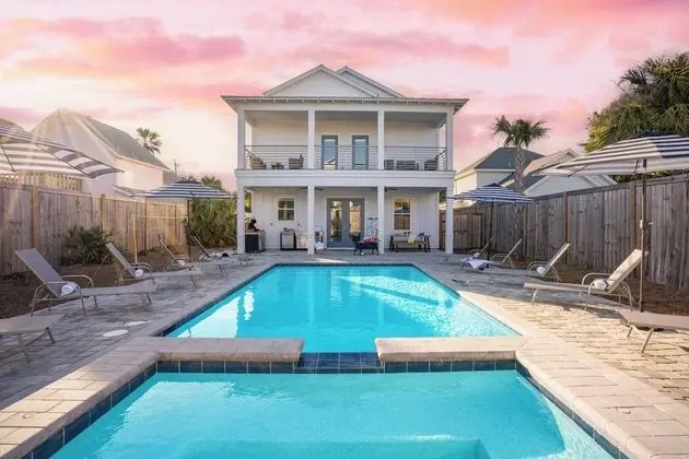 Lyle by Avantstay Chic Beach House w/ Pool & Hot Tub Walking Distance to Ocean - Havuz