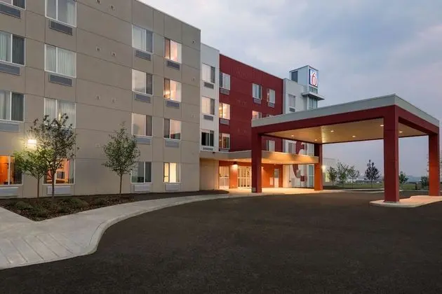 Motel 6 Airdrie, AB