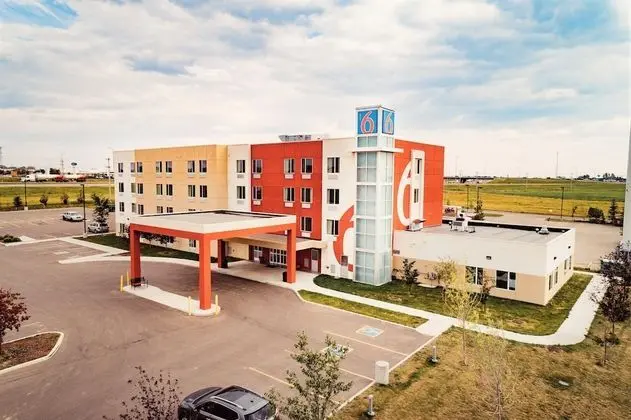 Motel 6 Airdrie, AB - Dış Mekan