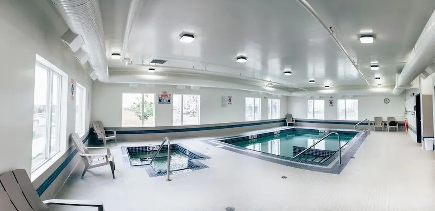 Motel 6 Airdrie, AB - Havuz