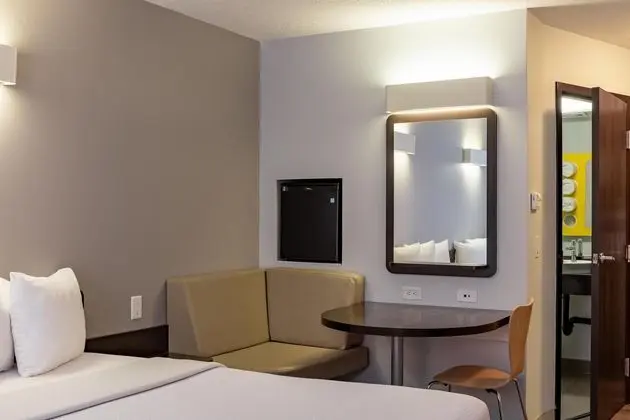 Motel 6 Airdrie, AB - Oda