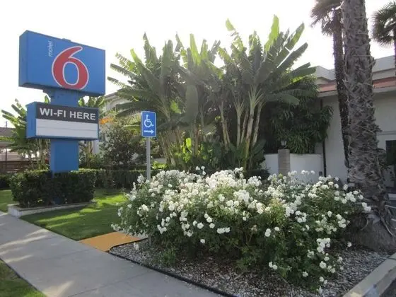 Motel 6 Anaheim, CA - Dış Mekan