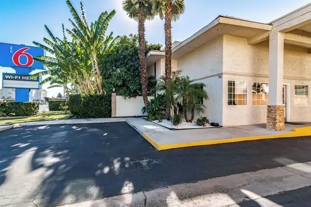 Motel 6 Anaheim, CA - Dış Mekan