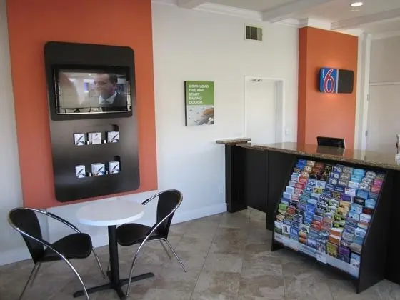 Motel 6 Anaheim, CA - Lobi