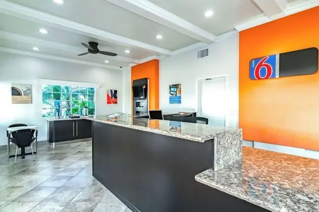Motel 6 Anaheim, CA - Lobi