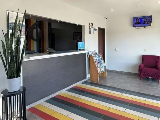 Motel 6 Atoka, OK - Lobi
