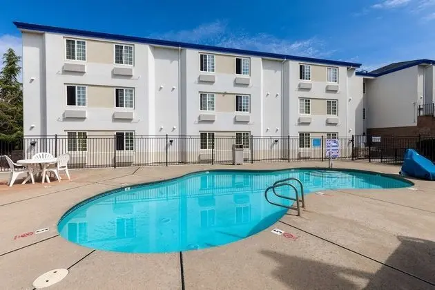 Motel 6 Auburn, CA - Havuz
