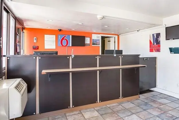 Motel 6 Bangor, ME - Lobi
