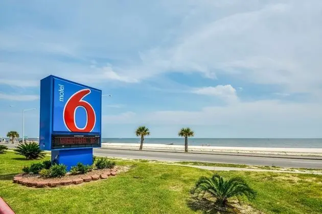 Motel 6 Biloxi, MS - Beach