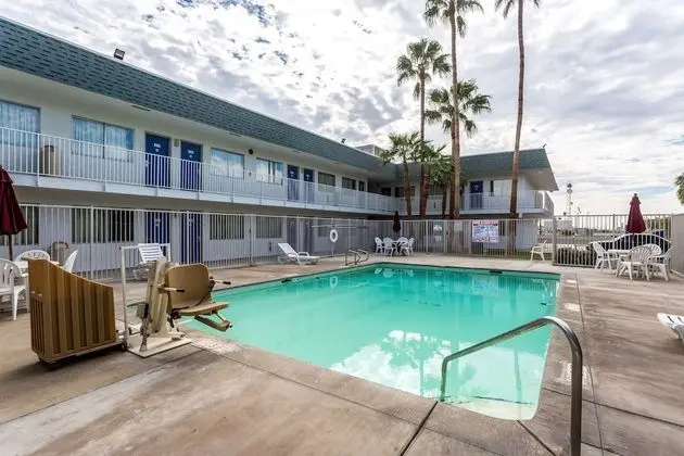 Motel 6 Blythe, CA - Havuz