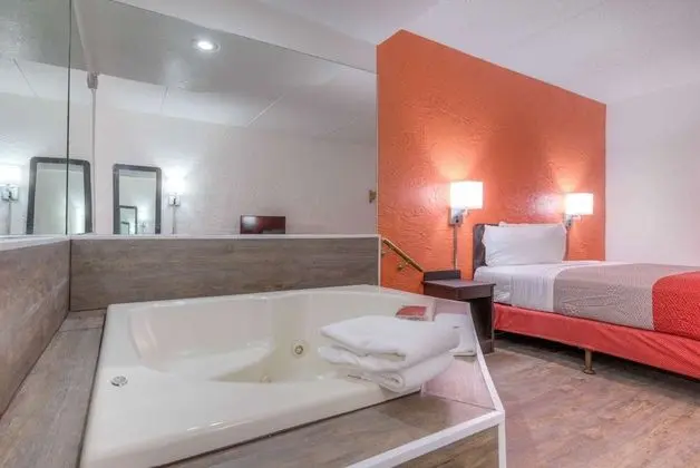 Motel 6 Bridgeview, IL - Spa