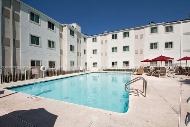 Motel 6 Brownsville, TX - Havuz