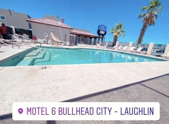 Motel 6 Bullhead City, AZ - Havuz
