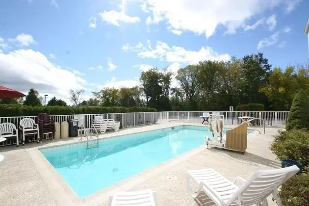 Motel 6 Burlington - Havuz