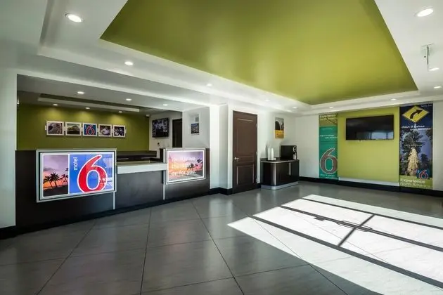 Motel 6 Canoga Park CA - Lobi
