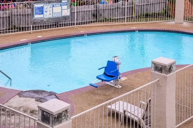 Motel 6 Canton, TX - Havuz