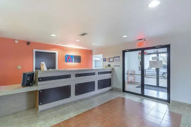 Motel 6 Canton, TX - Lobi