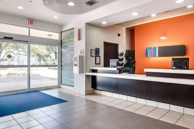 Motel 6 Cedar Park, TX - Lobi