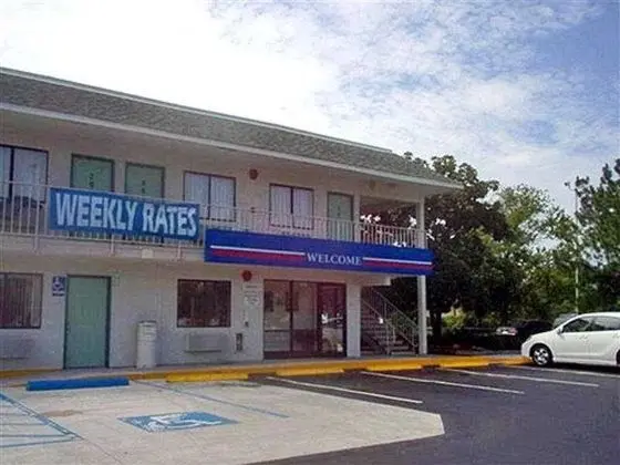 Motel 6 Charleston North