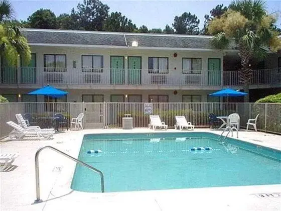 Motel 6 Charleston North - Havuz