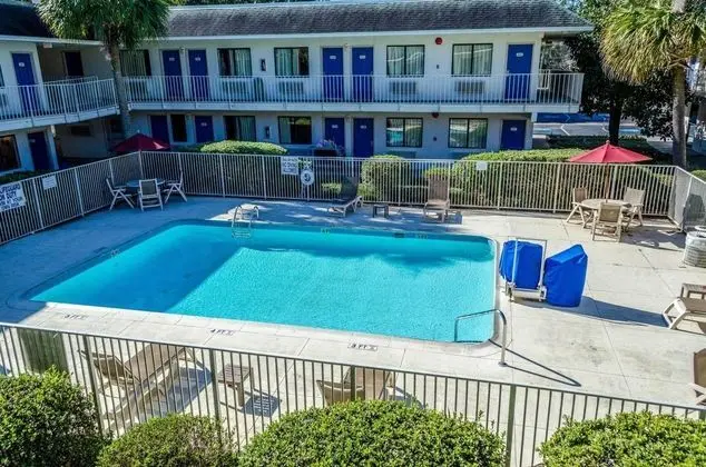 Motel 6 Charleston North - Havuz