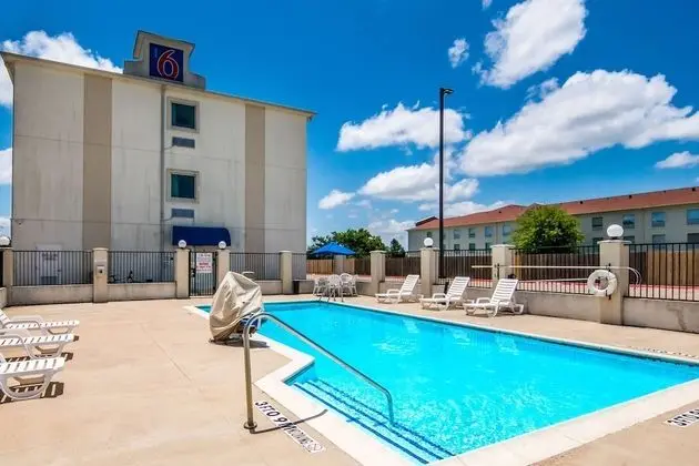 Motel 6 Cleburne, TX - Havuz