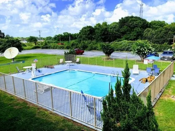 Motel 6 Clute, TX - Havuz